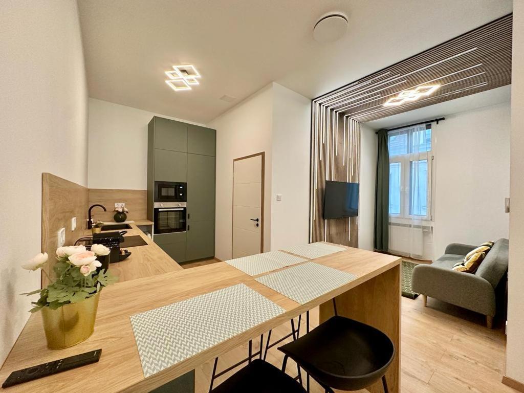 Apartment At Gozsdu Courtyard #Partyzone #Downtown #Freeparking Budapest Bagian luar foto