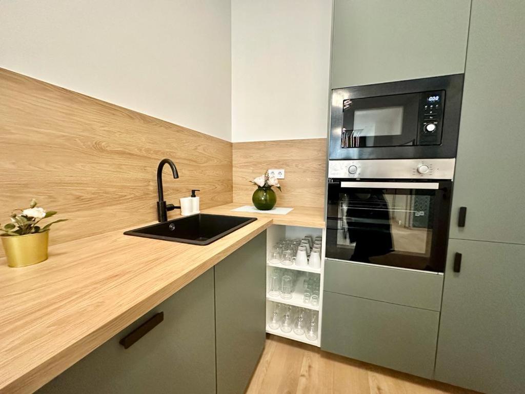 Apartment At Gozsdu Courtyard #Partyzone #Downtown #Freeparking Budapest Bagian luar foto