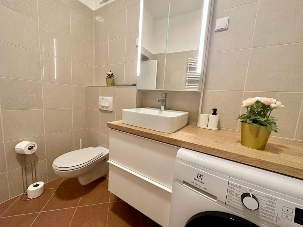 Apartment At Gozsdu Courtyard #Partyzone #Downtown #Freeparking Budapest Bagian luar foto